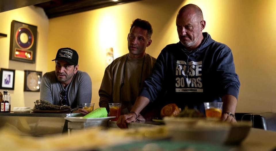 Ali Güngörmüş (links) und Frank Rosin (rechts) machen Pizza mit Tony in San Francisco. Der Mann ist 13-facher Pizza-Weltmeister und hat unter anderem in Neapel als Amerikaner den ersten Preis für die "beste neapolitanische Pizza" der Welt gewonnen. (Bild: Kabel Eins)