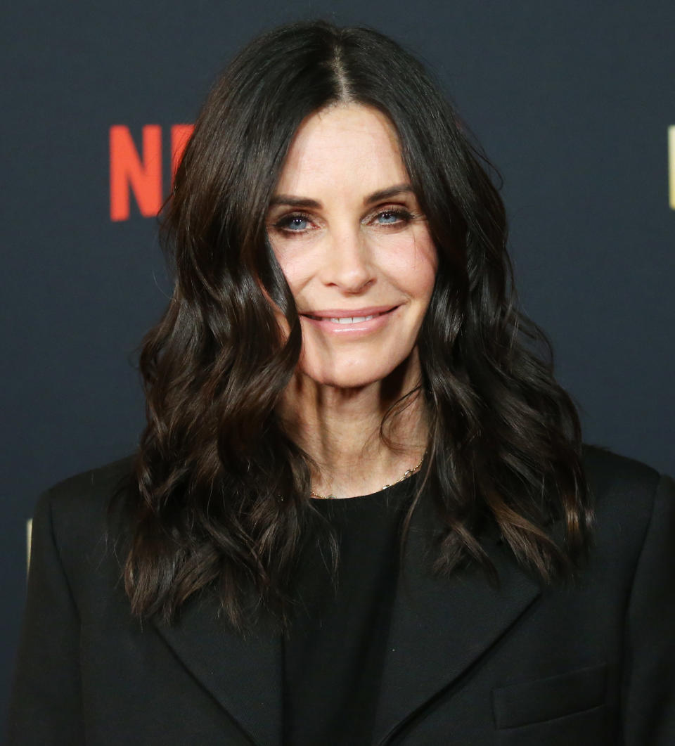 Courtney Cox luce capas invisibles, que le dan movimiento al cabello sin sacfificar el largo. Foto: Michael Tran/FilmMagic