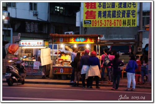 中壢新明夜市石頭鄉悶烤玉米、簡師傅麻辣臭豆腐、拾圓烤翻天、祖傳潤餅、溫記豆花、大夜市牛排。