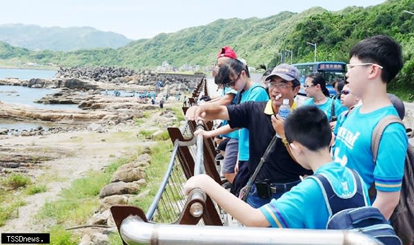 基隆海都青年壯遊點與深美國小合作推戶外教育，帶領學生訪八斗子潮間帶漁村生活。( 圖：青年壯遊點提供 )