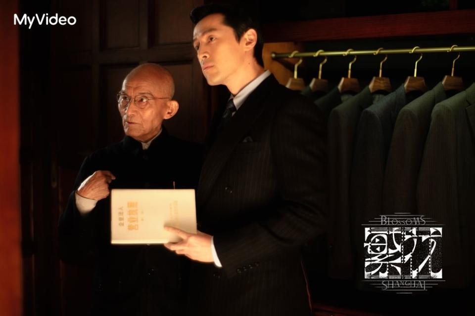 胡歌（左）飾演的阿寶因為游本昌飾演的「爺叔」人生翻轉。（澤東電影、MyVideo提供）