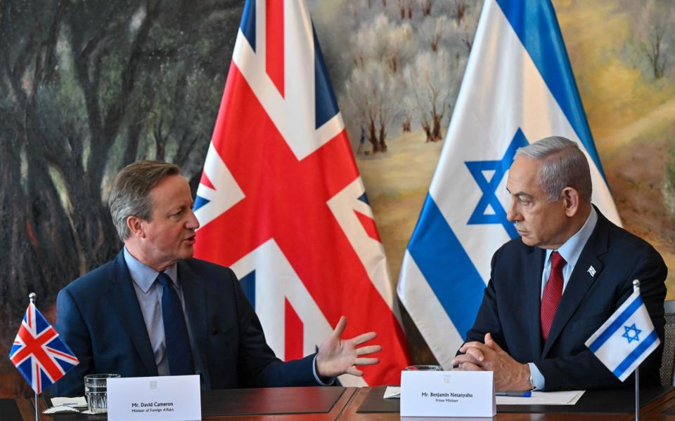 Israeli Prime Minister Benjamin Netanyahu (R) with Britain's Foreign Secretary David Cameron