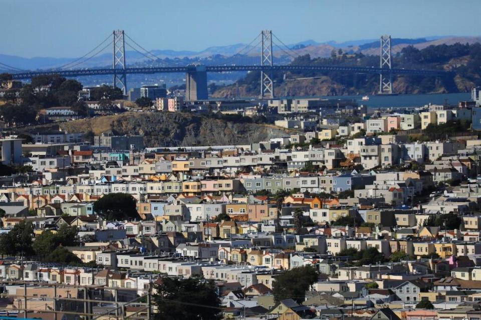 FILE — Houses near the Bay Bridge in picturesque, but prohibitively pricey, San Francisco, June 25, 2017. The federal government now classifies a family of four earning up to $117,400 as low-income in three counties around the Bay Area. (Jim Wilson/The New York Times)