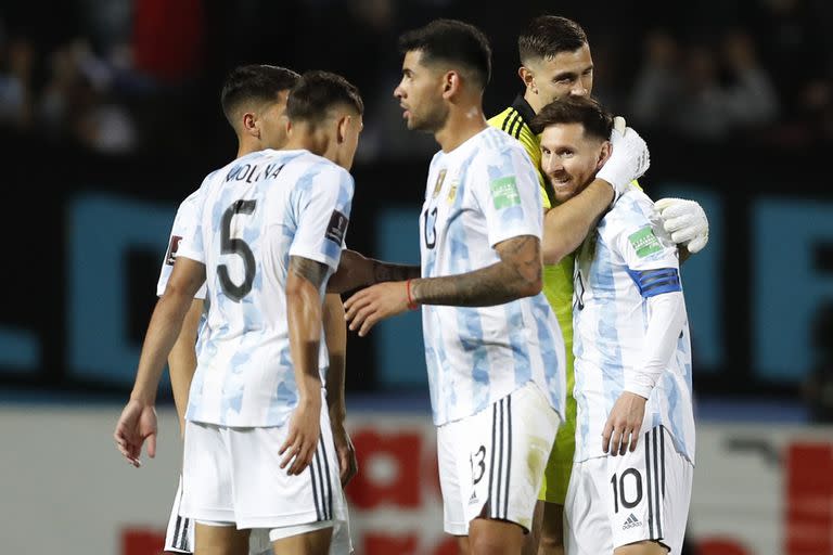 El abrazo de Emiliano Martinez para Lionel Messi, después de un triunfo vital para la Argentina