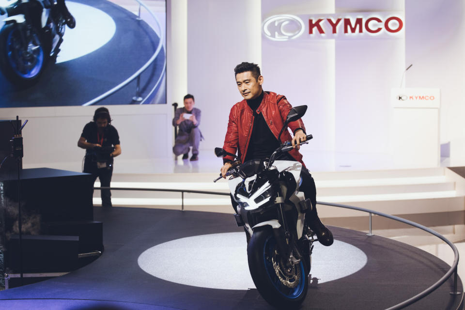 光陽集團董事長 柯勝峯騎乘 RevoNEX 亮相義大利米蘭國際機車大展（EICMA 2019），RevoNEX 更繼 SuperNEX 後，再度榮獲 2019 米蘭車展 5 大好車的殊榮。