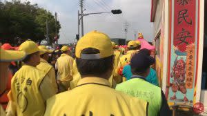 白沙屯媽祖避喪家，神轎緊貼大貨車前進。（圖／翻攝自白沙屯媽祖網路電視台）
