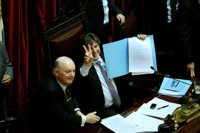 Boudou, en la madrugada de ayer, al celebrar la aprobación de la ley sobre YPF