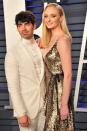 Auch der zweite der Jonas Brothers flirtete direkt und digital: Sophie Turner und Joe Jonas kamen 2016 zusammen, nachdem der Sänger ihr bei Instagram Nachrichten schrieb. Jonas hielt im Oktober 2017 um ihre Hand an und das Paar heiratete im Mai 2019 spontan in Las Vegas. Eine zweite “offizielle" Zeremonie gab es dann in Frankreich einige Monate später. Foto: Getty Images