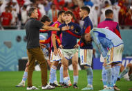 Foto del martes del DT de España Luis Enrique con Gavi y sus compañeros tras la eliminación