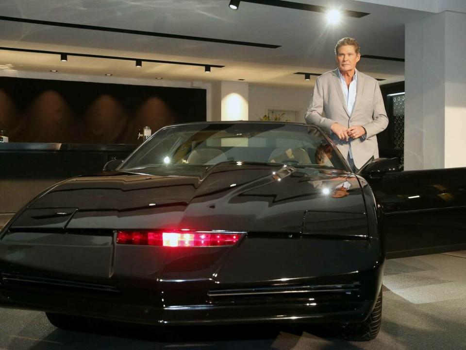 David Hasselhoff mit dem legendären Sportwagen K.I.T.T. aus der Serie "Knight Rider" (Bild: imago/POP-EYE)