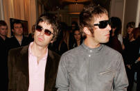 Non è un segreto che nel 2009 le tensioni che esistevano già da molti anni tra i fratelli Gallagher hanno portato alla separazione degli Oasis. Da allora, Liam e Noel hanno continuato a litigare pubblicamente spezzando così ogni speranza dei fan di vederli di nuovo insieme. La diatriba tra loro non sembra destinata a finire presto.