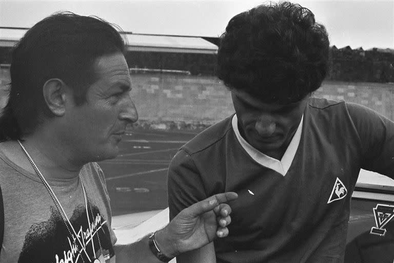 Carlos Ferraro con Oscar Ruggeri, durante México '86