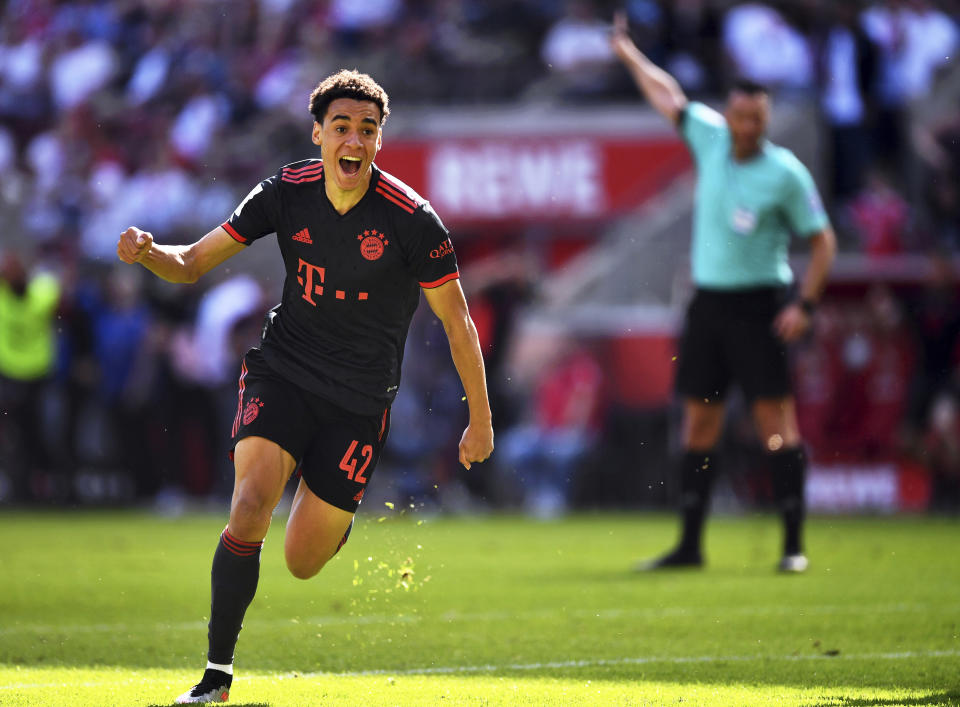 Jamal Musiala del Bayern Munich celebra tras anotar el segundo gol de su equipo en el encuentro ante el Colonia para que el equipo se consagrara campeón de la Bundesliga el sábado 27 de mayo del 2023. (Marius Becker/dpa via AP)