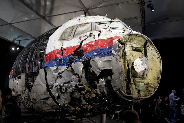 Esta imagen del martes 13 de octubre de 2015 muestra los restos recuperados del Vuelo MH17 de Malaysia Airlines, mostrado durante una conferencia de prensa en Gilze-Rijen, en el centro de Países Bajos