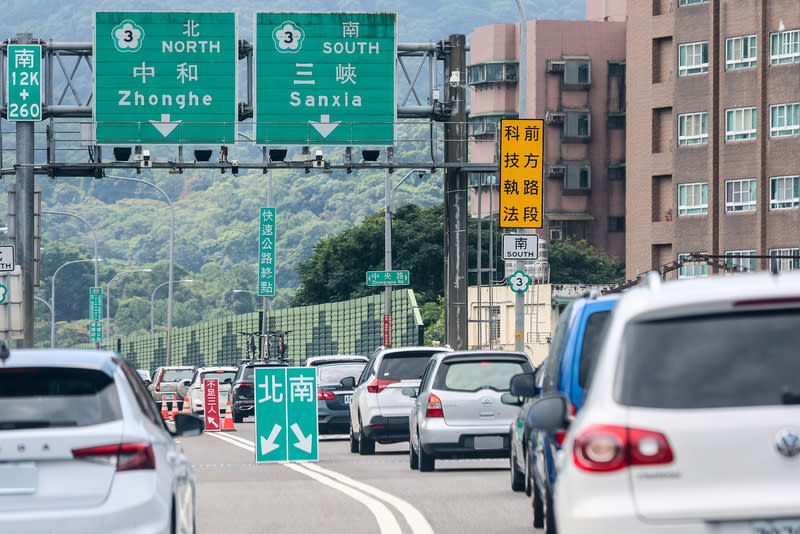 中秋連假首日  國道湧車潮（3） 中秋連假首日，國道29日上午陸續湧現車潮，台65線 快速道路接國道3號南向實施高乘載管制，不足3人無 法通過。 中央社記者王騰毅攝  112年9月29日 