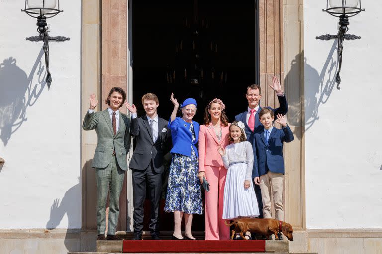 La reina Margarita con su hijo Joaquín, junto a su actual mujer, Marie, y sus cuatro hijos