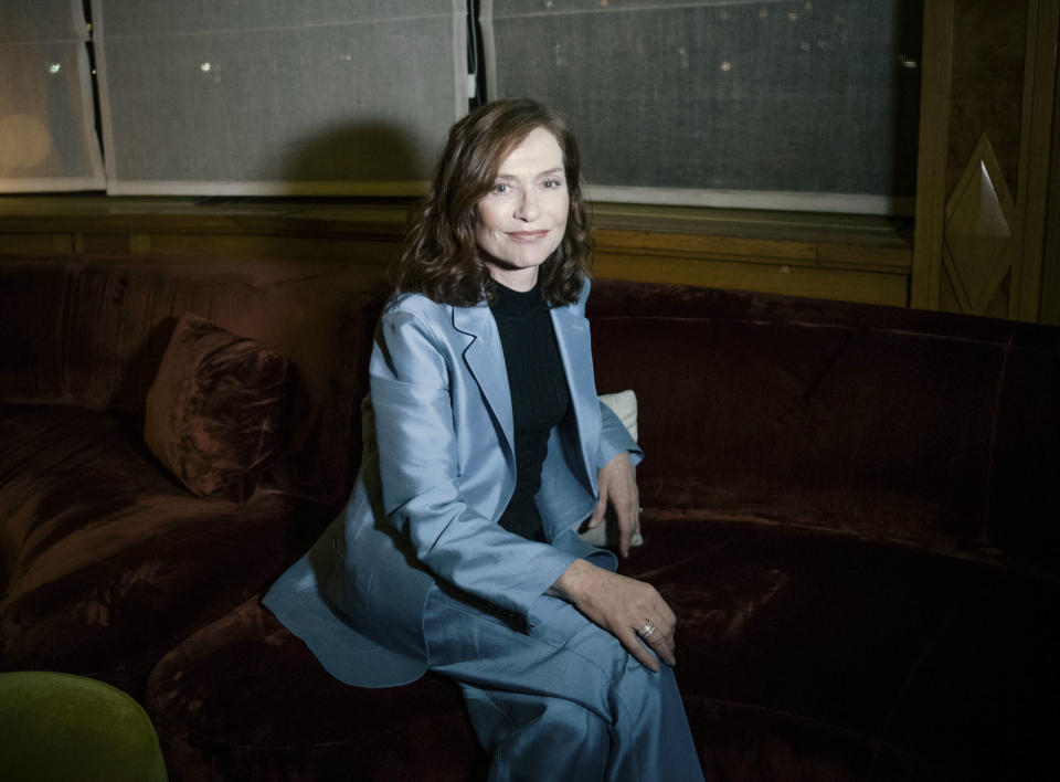 En esta foto del 24 de enero del 2017, la actriz francesa Isabelle Huppert tras una entrevista en París. Huppert está nominada al Oscar a la mejor actriz por su trabajo en "Elle". (AP Foto/Zacharie Scheurer, Archivo)