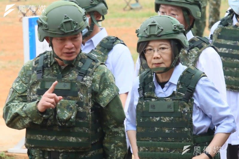 <cite>總統蔡英文（左起）拔擢鍾樹明為陸軍司令，改革讓軍方迎來陣痛期。（資料照，張曜麟攝）</cite>