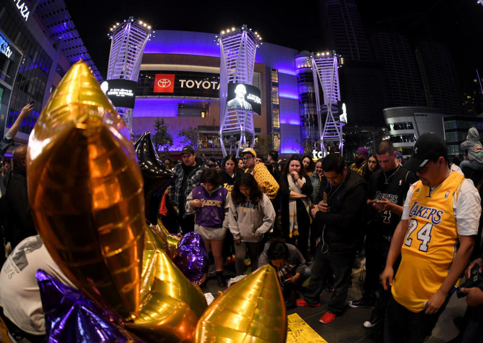 Kobe Bryant wird vor dem Staples Center von Fans verabschiedet