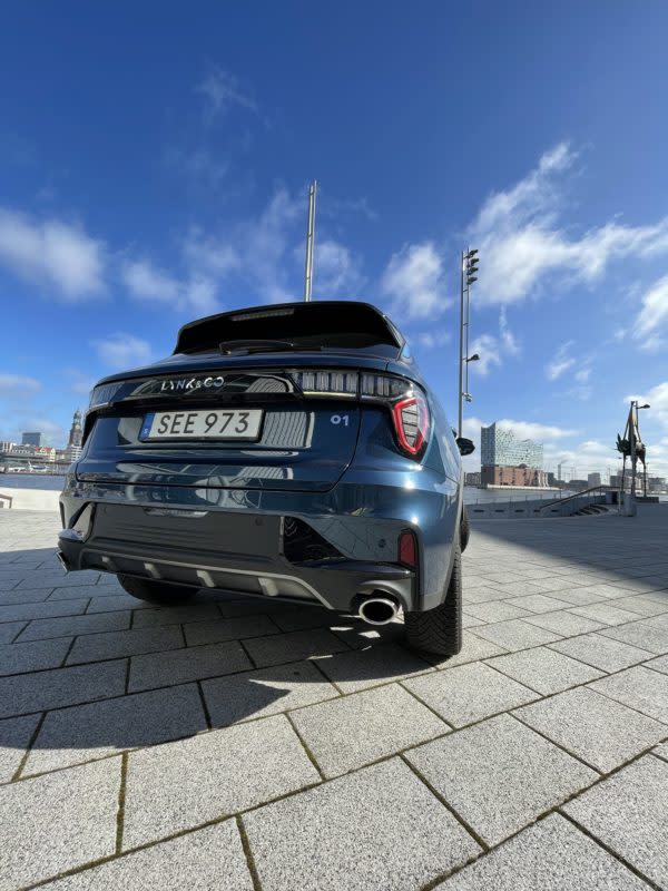 SUV Lynk & Co 01 im Hamburger Hafen. Foto: Henning Krogh