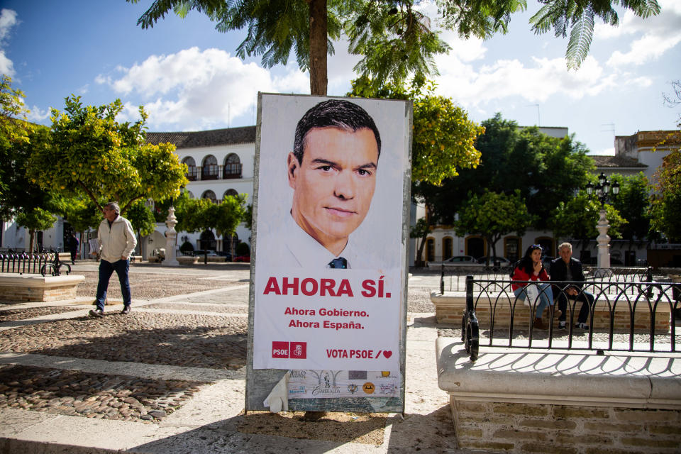 Un cartel electoral con la imagen de Pedro Sánchez, en Osuna. Foto Fernando Ruso