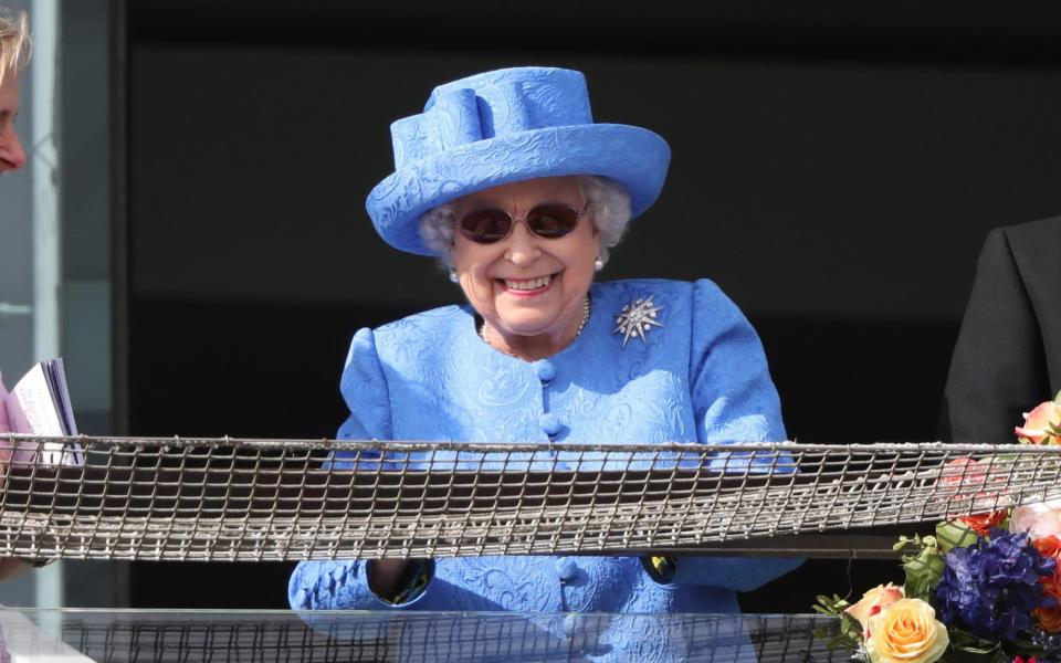  the Queen wearing the Jardine Star brooch at the Derby in 2019 - Paul Marriott / Alamy 