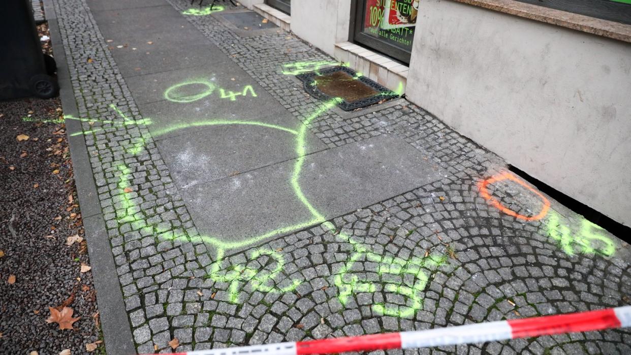 Markierungen der Polizei auf dem Fußweg vor einem Dönerladen in Halle.