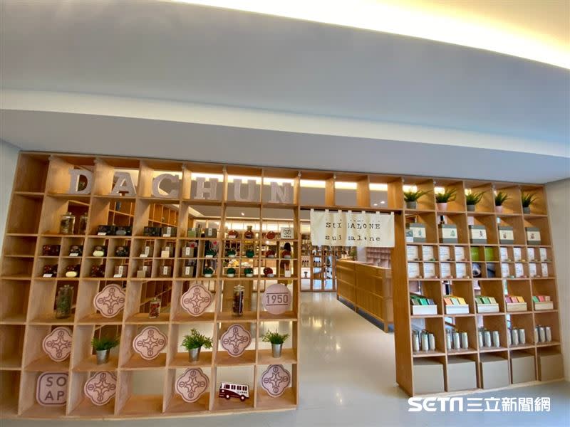 禮品區有販賣館內自有的SPA品牌「Spa Senses」洗沐用品，以及創始於日據時代「大春煉皂」「瓜顏悅色潔顏皂」。（圖／記者馮珮汶攝）