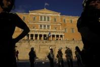 Riot policemen stand guard in front of the parliament building during a rally calling on the government to clinch a deal with its international creditors and secure Greece's future in the Eurozone, in Athens, Greece, June 22, 2015. REUTERS/Yannis Behrakis