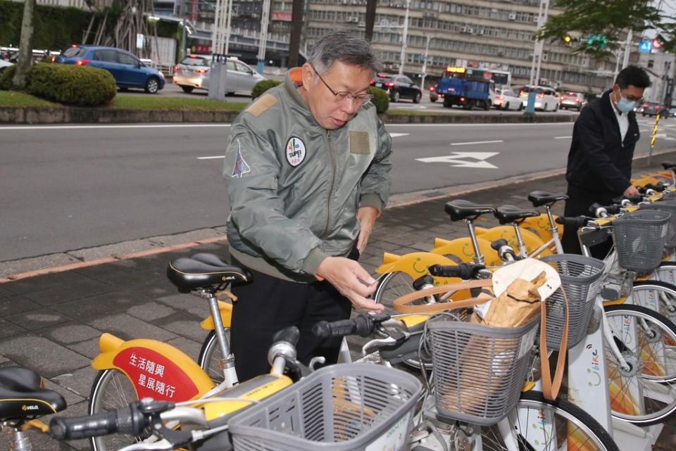 民眾黨主席柯文哲26日騎著YouBike前往立法院出席黨團晨會。（姚志平攝）