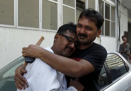 Relatives mourn the death of journalist Aftab Alam, who was killed by unidentified gunmen, outside a hospital morgue in Karachi, Pakistan, September 9, 2015. REUTERS/Akhtar Soomro