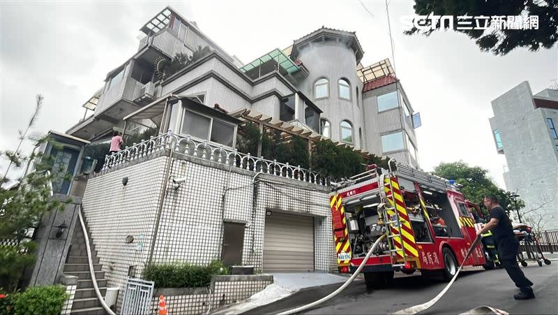 台北市北投區奇岩路民宅房間除濕機起火燃燒。（圖／翻攝畫面）