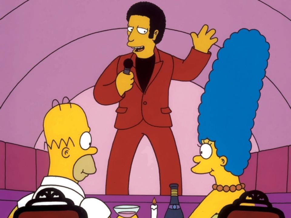 Es ist das Happy End einer Folge ("Marge muss jobben"), in der Homer gegen Mr. Burns, der um Marge zu buhlen beginnt, kämpfen muss: Niemand Geringeres als Tom Jones persönlich singt dem (fast) unzertrennlichen Paar ein Ständchen. (Bild: ProSieben)