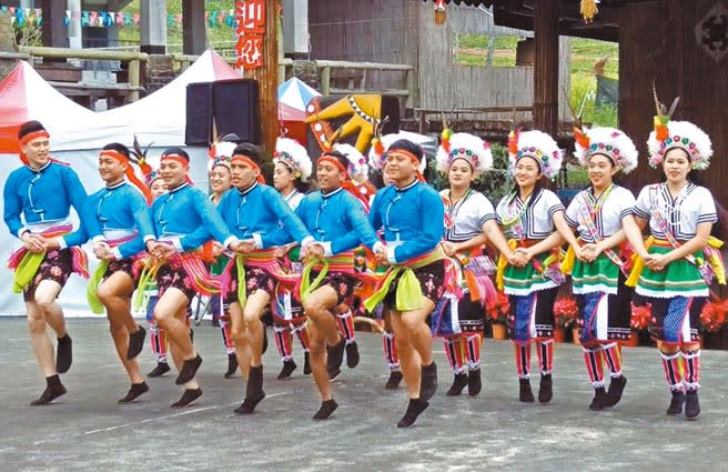 因應防疫，台灣原住民族文化園區原住民歌舞，由原本在歌舞館內演出移至戶外，也不再與觀眾握手互動。（潘建志攝）