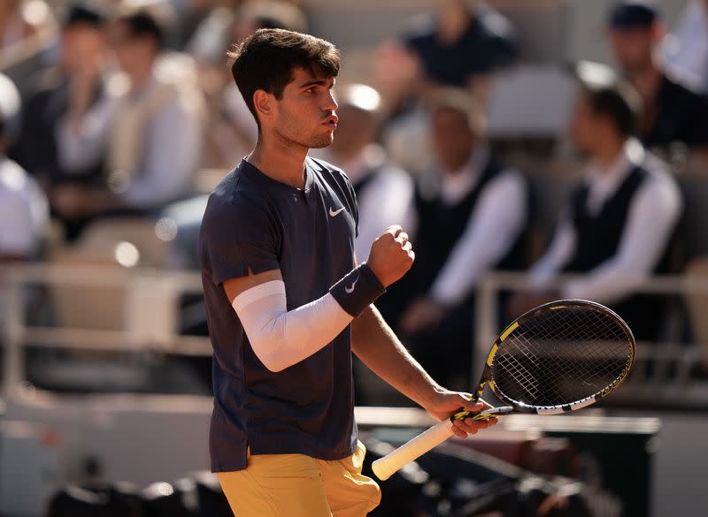 FOTO ARCHIVO. El español Carlos Alcaraz reacciona a un punto durante la final individual masculina contra el alemán Alexander Zverev en el día 15 de Roland Garros, en el Stade Roland Garros, en París, Francia