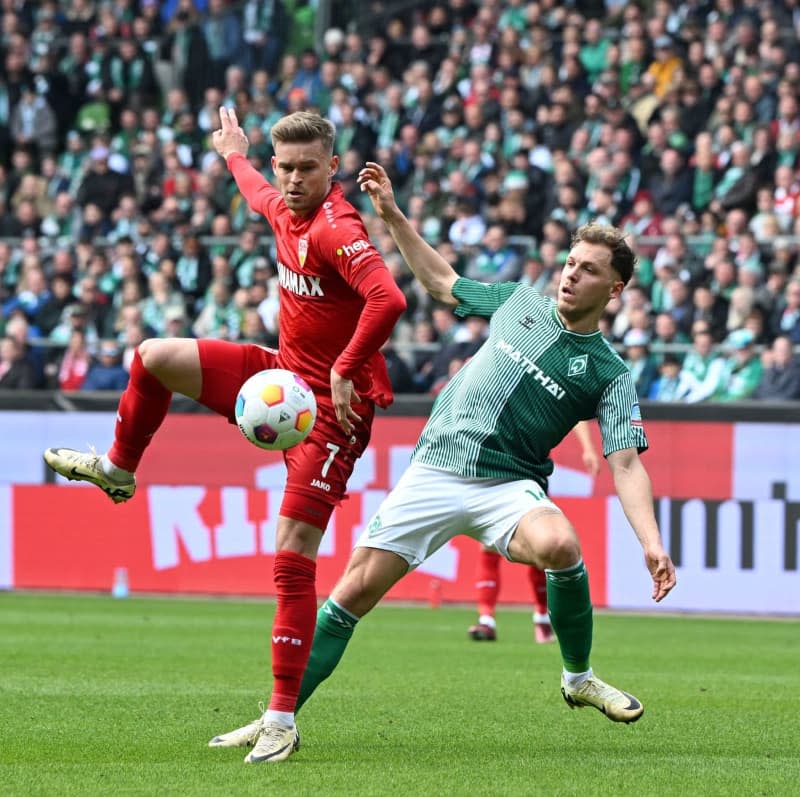 Werder's Senne Lynen (R) and Stuttgart's Maximilian Mittelstaedt battle for the ball during German Bundesliga soccer match between Werder Bremen and VfB Stuttgart at the wohninvest Weserstadion. Carmen Jaspersen/dpa