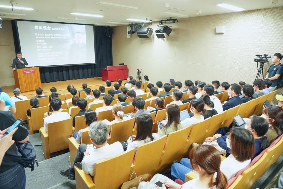 柯文哲今早出席早稻田大學演講，學生踴躍出席這場盛會。   民眾黨提供