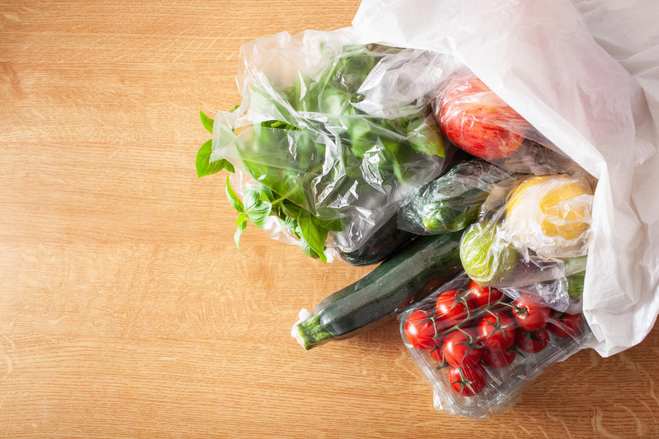 So ein Einkauf kann jede Menge Plastikmüll produzieren. Mit etwas Aufmerksamkeit lässt sich das vermeiden. (Symbolbild: Getty Images)