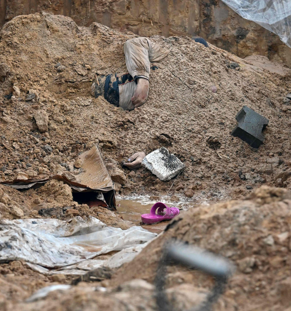 A mass grave in Bucha on April 9<span class="copyright">Sergei Supinsky—AFP/Getty Images</span>
