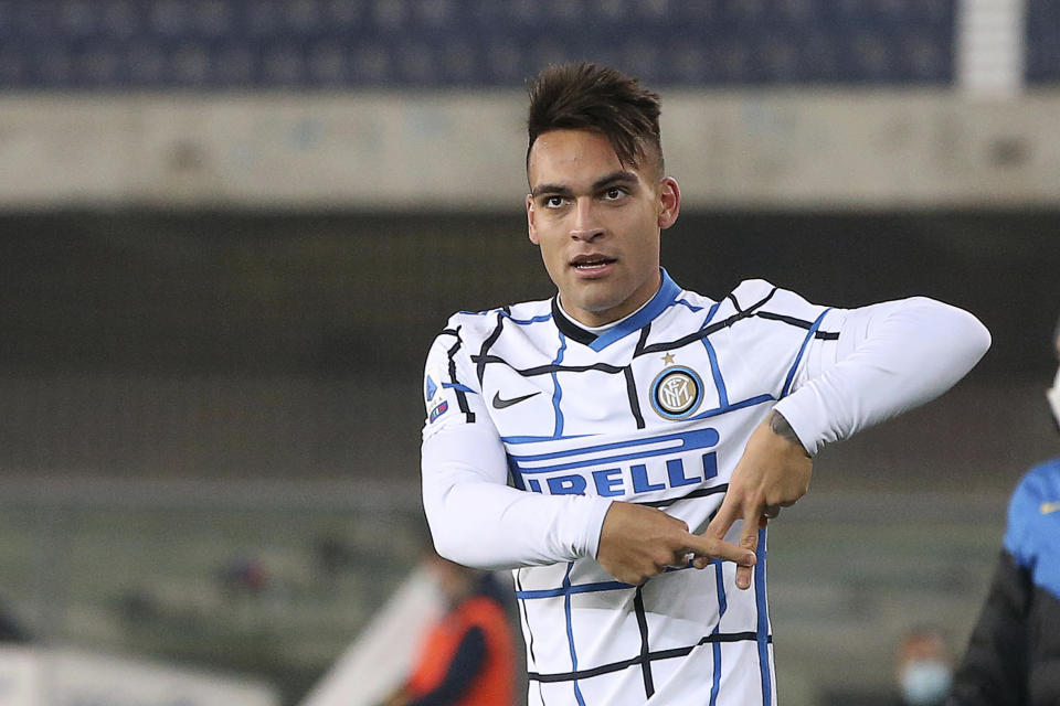 El argentino Lautaro Martínez festeja luego de anotar el primer tanto frente al Hellas Verona, el miércoles 23 de diciembre de 2020 (Paola Garbuio/LaPresse via AP)