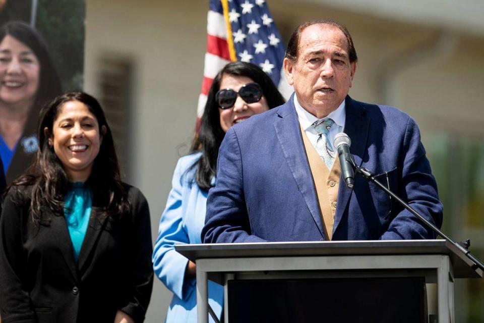 El exrector de Merced College, el Dr. Ben Durán, habla durante el informe anual de Merced College, después de que él y su esposa, la Dra. RoseMary Parga Durán, exsuperintendente del Distrito Escolar de la Ciudad de Merced, fueron honrados con el President's Medallion Award que los reconoce entre los mayores impulsores de la universidad en Merced, California, el jueves 25 de abril de 2024. El Merced College's Business Resource Center, situado en 630 W. 19th Street, ha sido rebautizado como Dr. Benjamin T. Durán Business Resource Center.