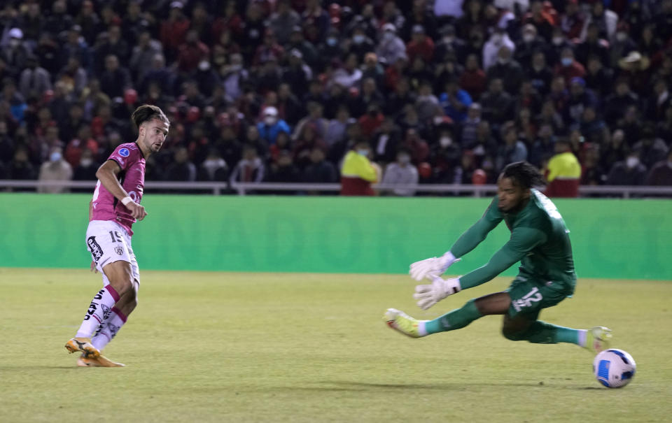 Lautaro Diaz of Ecuador's Independiente del Valle, left, scores the opening goal against Peru's Melgar during a Copa Sudamericana semifinal second-leg soccer match at the UNSA Monumental Stadium in Arequipa, Peru, Wednesday, Sept.7, 2022. (AP Photo/Martin Mejia)