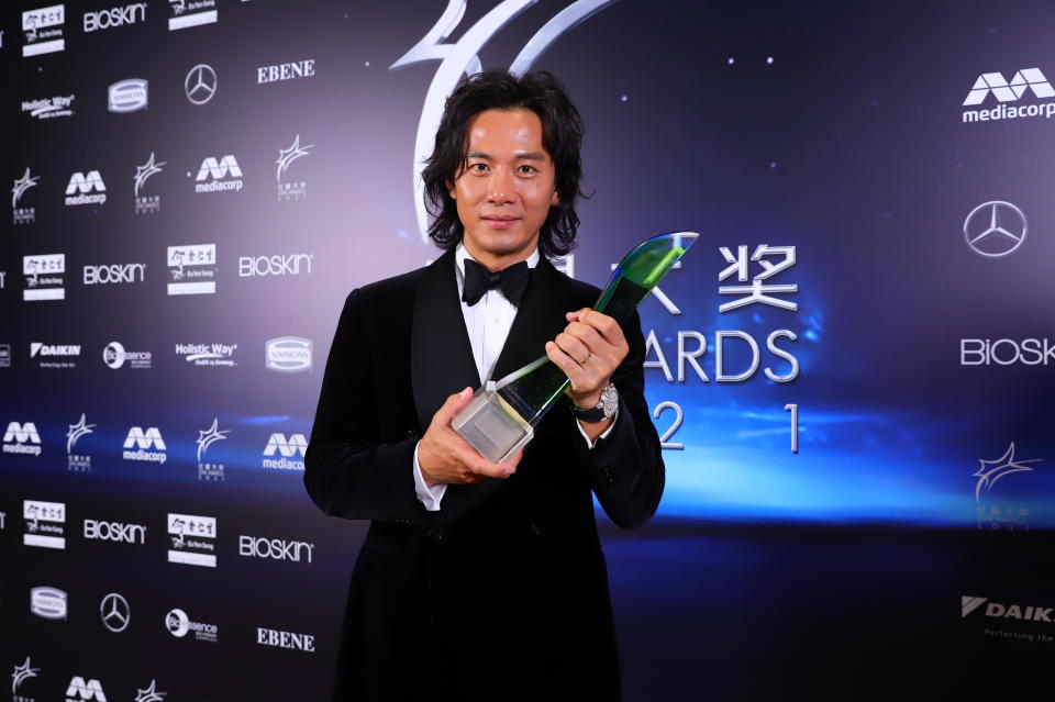 Qi Yuwu with his Best Actor Award at Star Awards 2021 held at Changi Airport and the Jewel Changi mall on 18 April 2021. (Photo: Mediacorp)