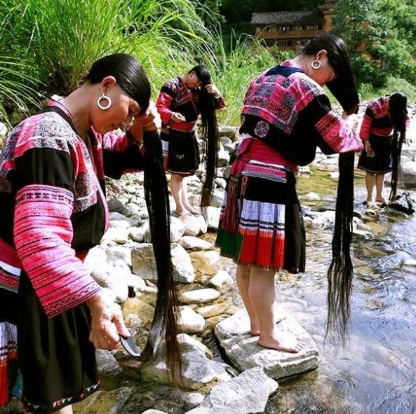 Para conservar su cabello radiante y joven, estas mujeres no necesitan costosos y fabricados productos de belleza. Foto: Instagram.com/peoples_daily