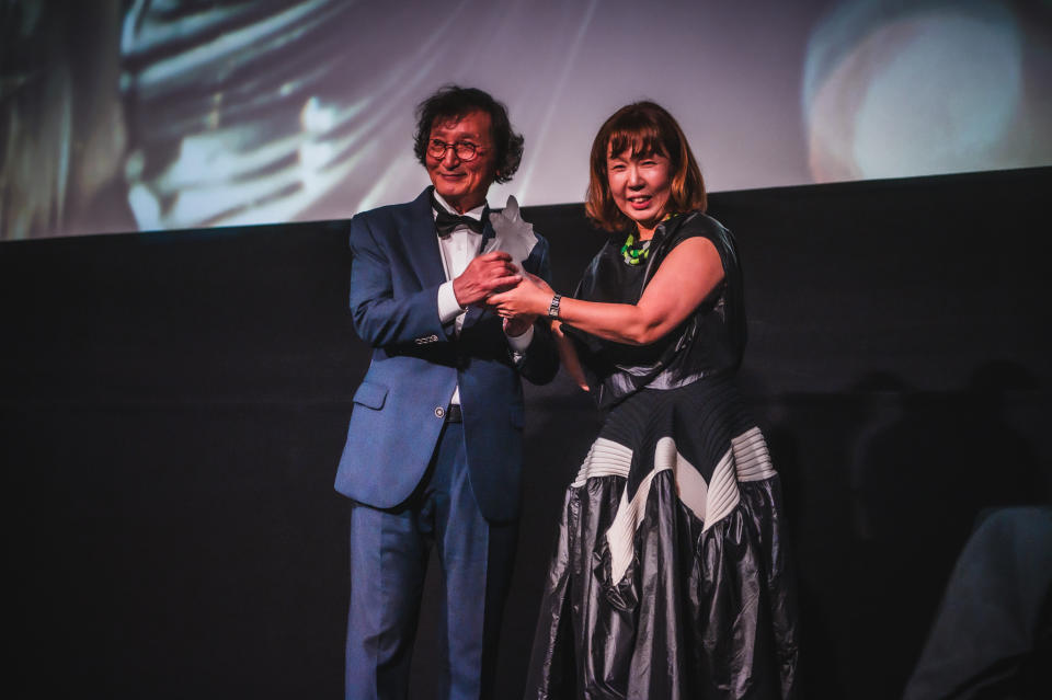 Director Chung Ji-Young receives his Lifetime Achievement award from LEAFF director Hyejung Jeon.