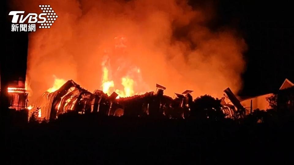 樹林工廠暗夜惡火，火勢相當猛烈。（圖／TVBS）