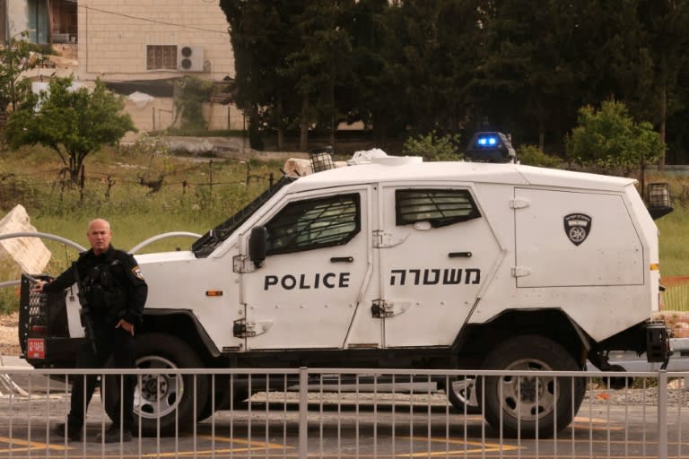 Un policía israelí acordona la zona donde tuvo lugar un supuesto ataque en Beit Einun, en el estde de Hebrón, en Cisjordania ocupada, el 21 de abril de 2024 (Hazem Bader)