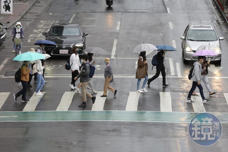 今日全台有雨，民眾出門需攜帶雨具、注意保暖。（本刊資料照）