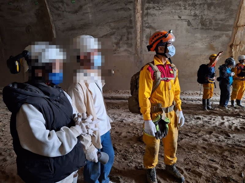 特搜人員抵達九曲洞隧道，協助災民脫困。（圖／台東縣消防局提供）
