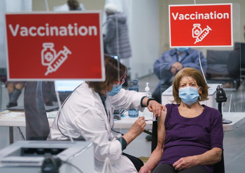 CANADA: Una mujer recibe su vacuna COVID-19 en una clínica que marca el inicio de la vacunación masiva en la provincia de Quebec según la edad en Montreal, el lunes 1 de marzo de 2021.